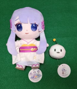 つくよみちゃんスペシャルぬいぐるみ(TYC-2024CF-17)と夢前黎アイコンぬいぐるみ(TYC-2024CF-18)を並べた図